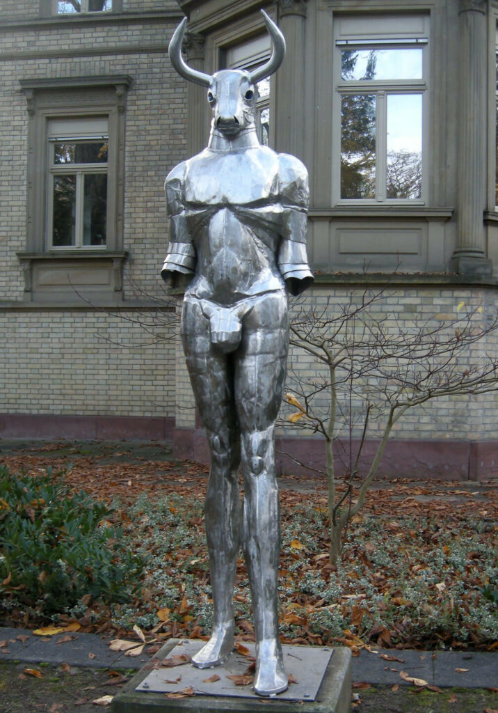 Minotaurus, Frontansicht, Skulptur, Edelstahl