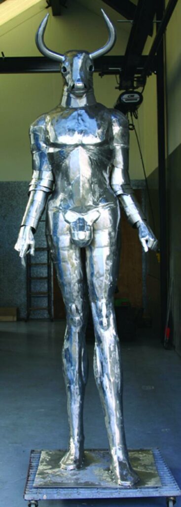 Minotaurus, Frontansicht, Skulptur, Edelstahl
