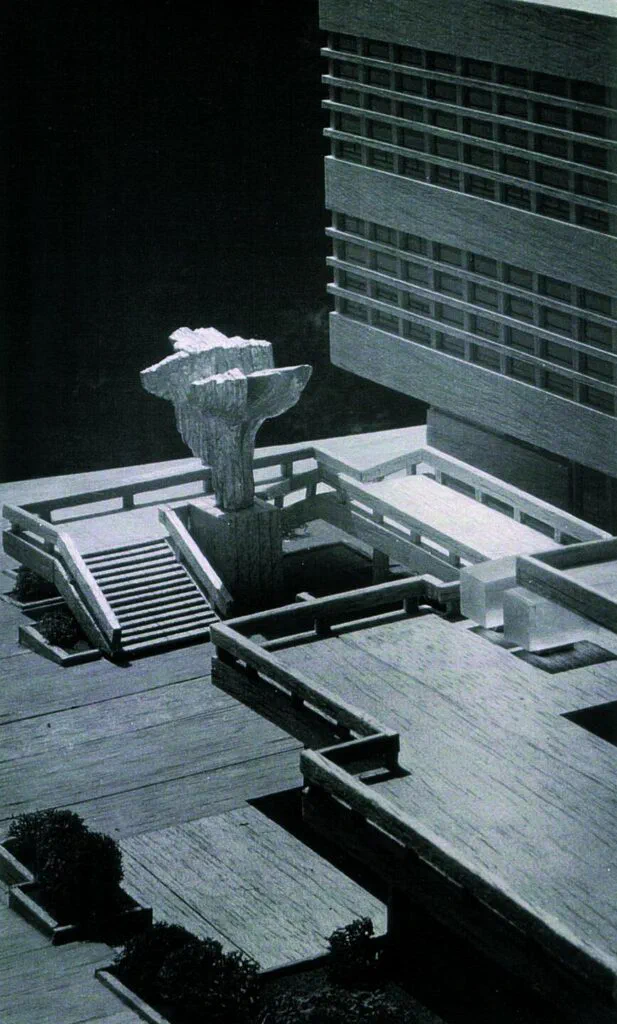 Phönix, Architekturmodell mit Skulpturmodell, Schwarzweißfoto