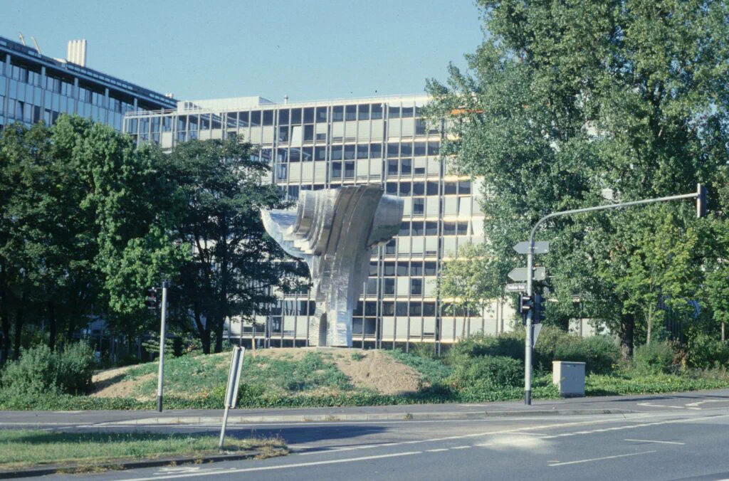 Phönix, Ansicht von der Straße, Skulptur, Edelstahl