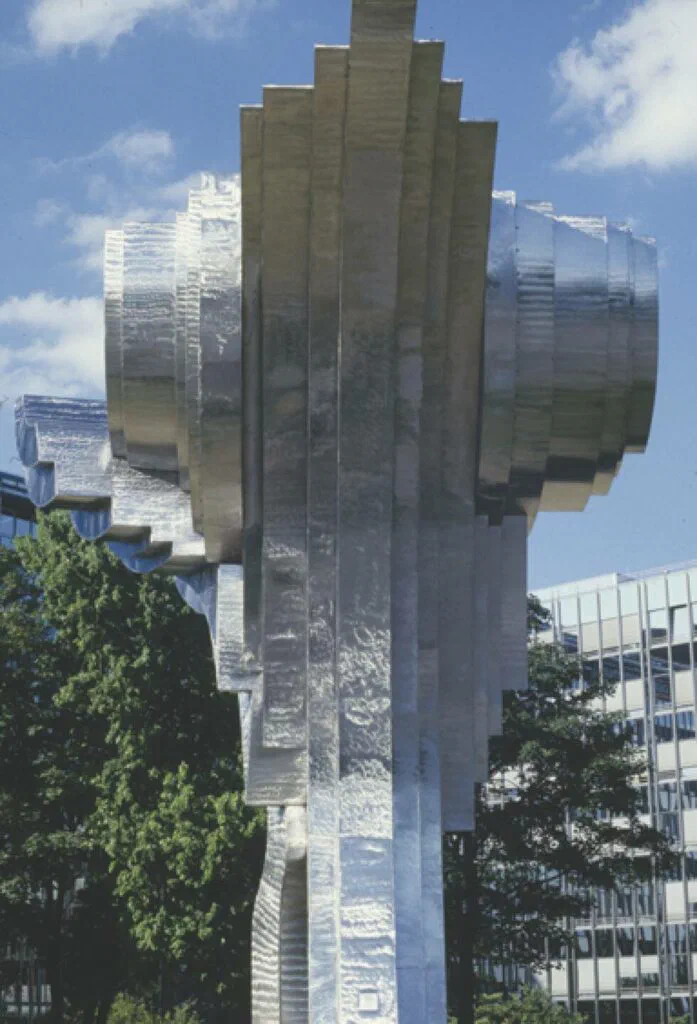 Phönix, Detailaufnahme obere Flügelform, Skulptur, Edelstahl
