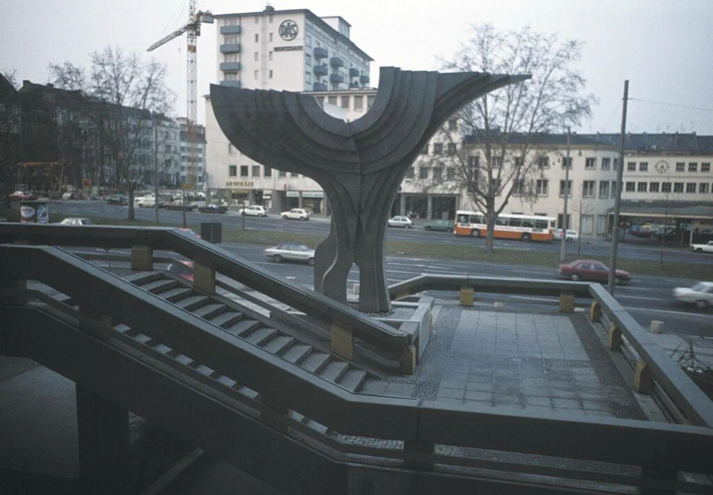 Phönix, Ansicht am alten Standort vor dem Hauptpostamt, Skulptur, Edelstahl