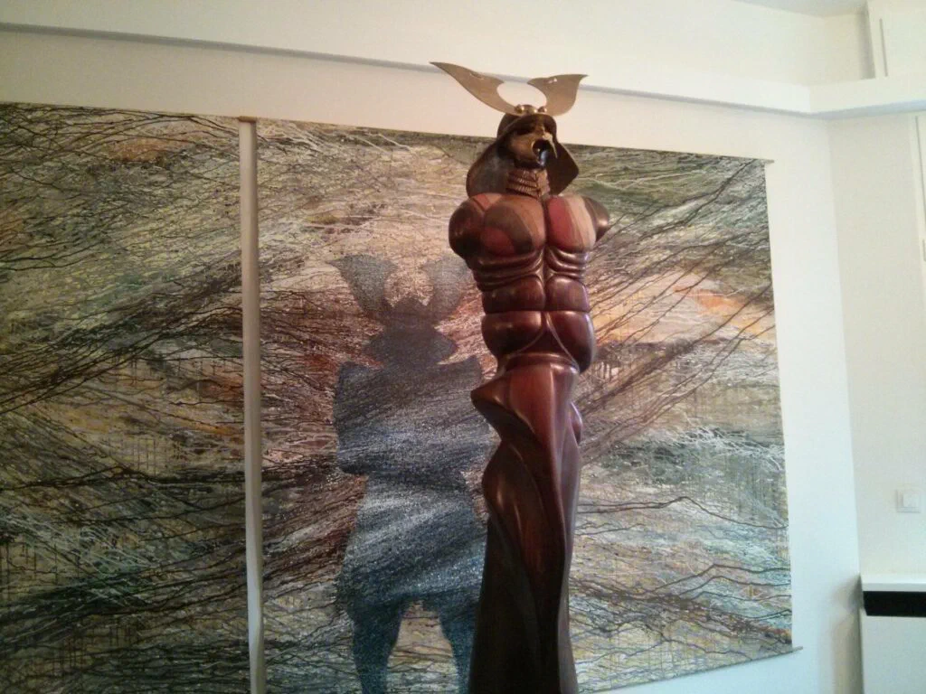 Schatten des Samurais, Ansicht der Installation vor dem Triptychon, Installation, Lindenholz lasiert/Leder/Bronze und Acryl auf Leinwand