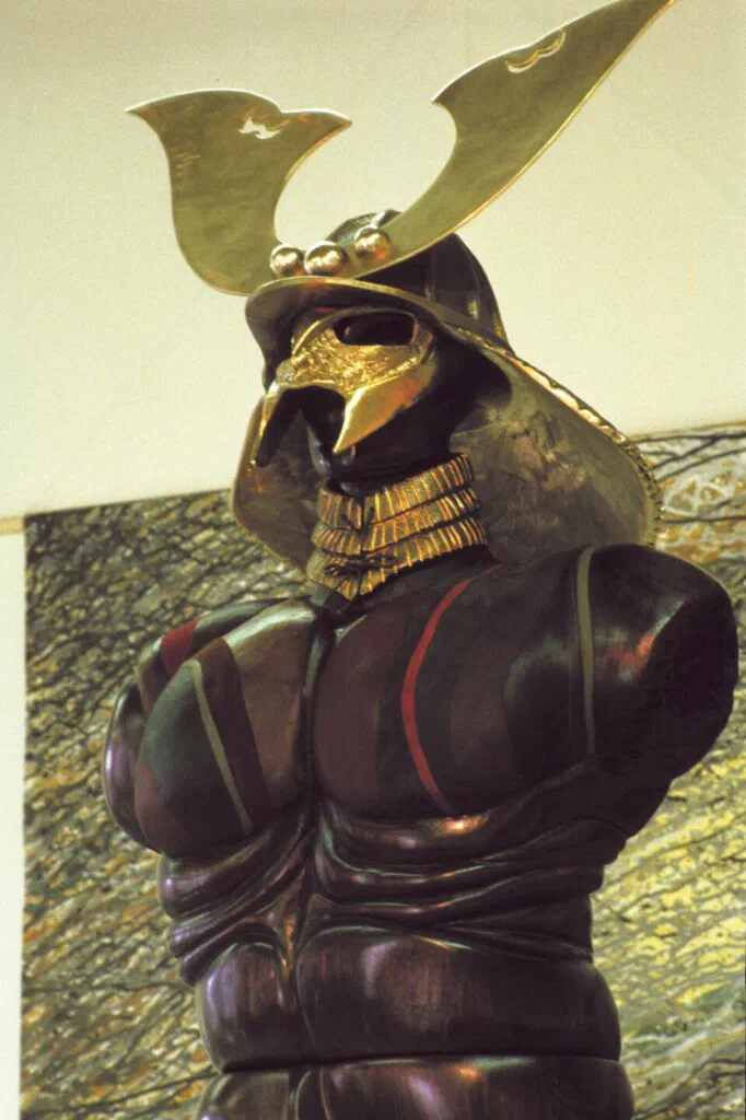 Schatten des Samurais, Detailaufnahme Kopf und Schultern, Skulptur, Lindenholz lasiert/Leder/Bronze