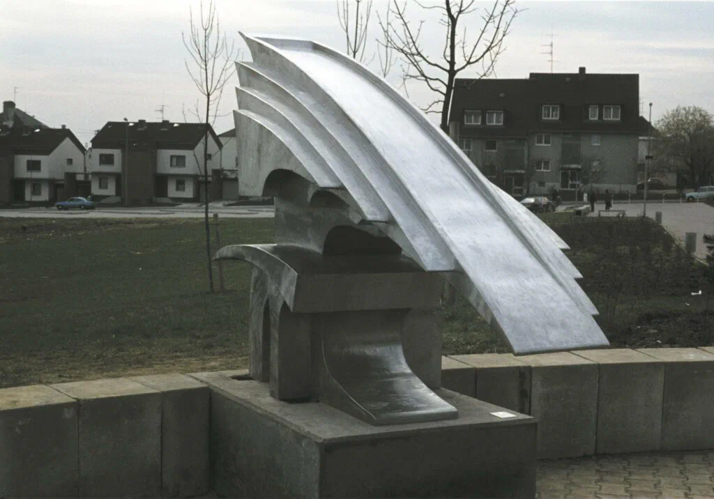 Schönberger Rutsche, Seitenansicht, Skulptur, Edelstahl