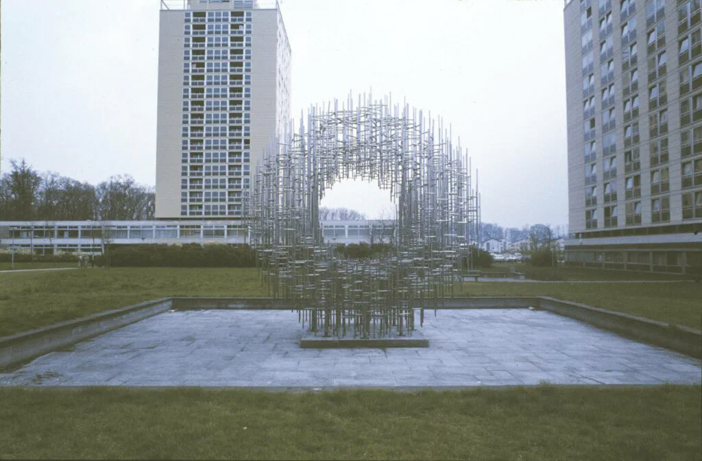 Sphäre, Ansicht mit Durchblick zur offenen Mitte, Skulptur, Edelstahl