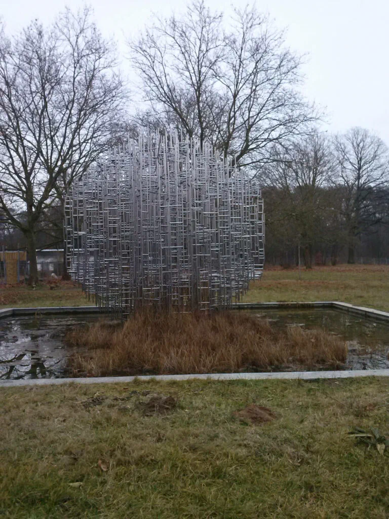 Sphäre, Winteransicht am Teich, Skulptur, Edelstahl