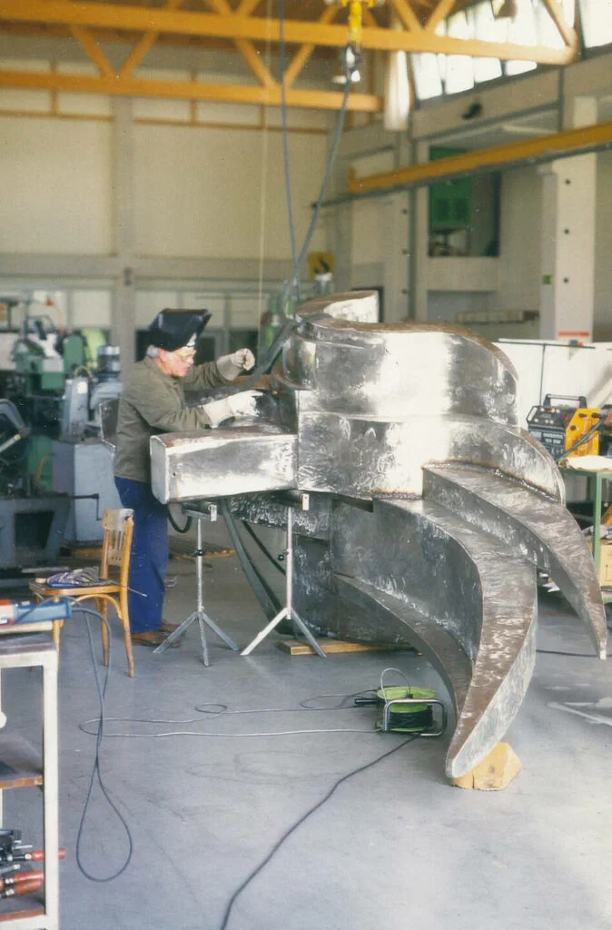 Sphinx, Werkstattfoto: Bearbeitung der Flügelteile im Atelier