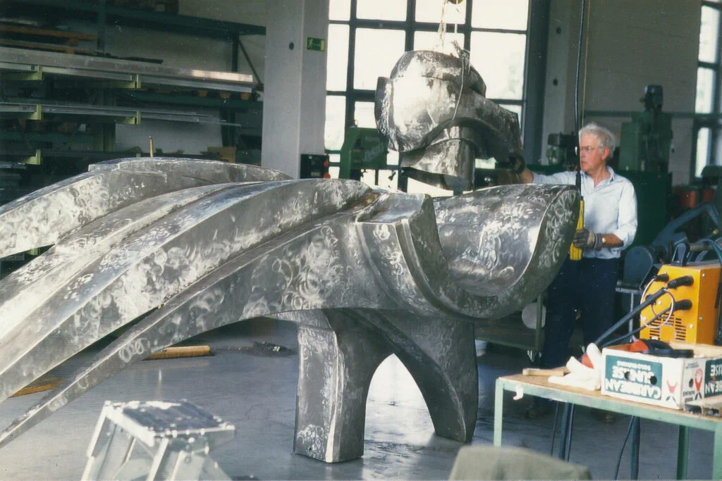 Sphinx, Werkstattfoto: Montage der Skulptur mit Kranhebezeug