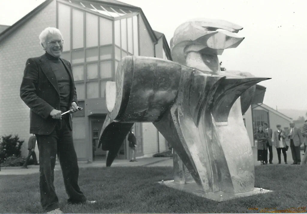 Sphinx, Aufstellung der fertigen Skulptur mit dem Künstler