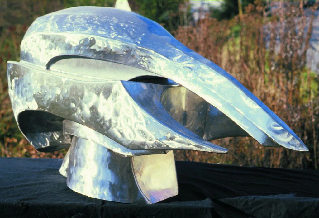 Sphinx, Detailaufnahme Kopf und Flügelansatz, Skulptur, Edelstahl
