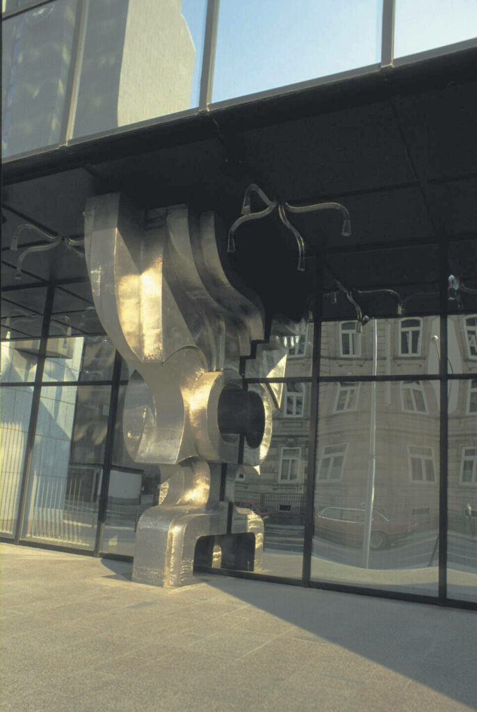 Stahlbaum, Gesamtansicht am Gebäude, Skulptur, Edelstahl
