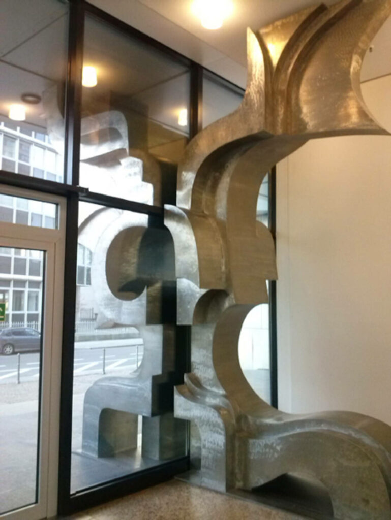 Stahlbaum, Detailaufnahme im Eingangsbereich, Skulptur, Edelstahl