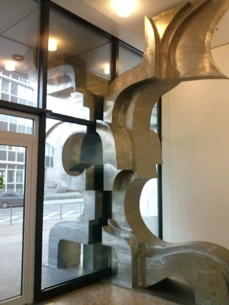 Stahlbaum, Detailaufnahme im Eingangsbereich, Skulptur, Edelstahl