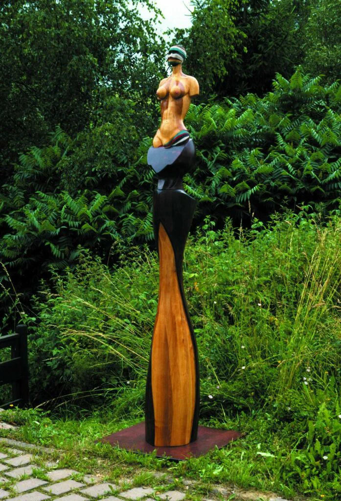 Stele der Fortuna, Frontansicht, Skulptur, Holz/Leder