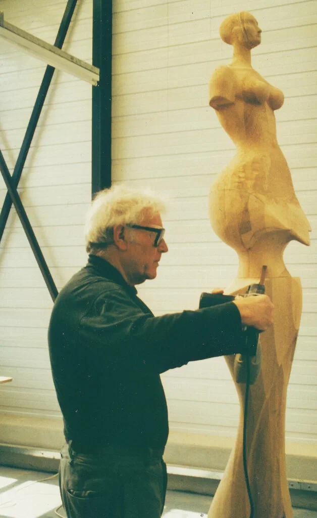 Stele der Fortuna, Werkstattfoto: der Künstler bearbeitet die Holzfigur im Seitenprofil