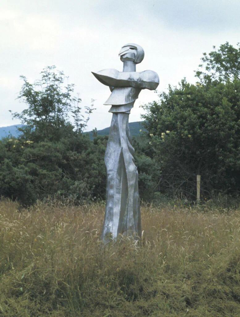 Stele der Wespenkönigin, Gesamtansicht in der Landschaft, Skulptur, Edelstahl