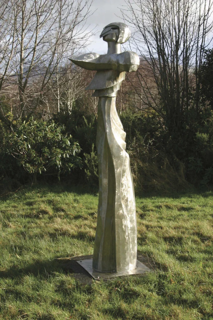 Stele der Wespenkönigin, Frontalansicht, Skulptur, Edelstahl