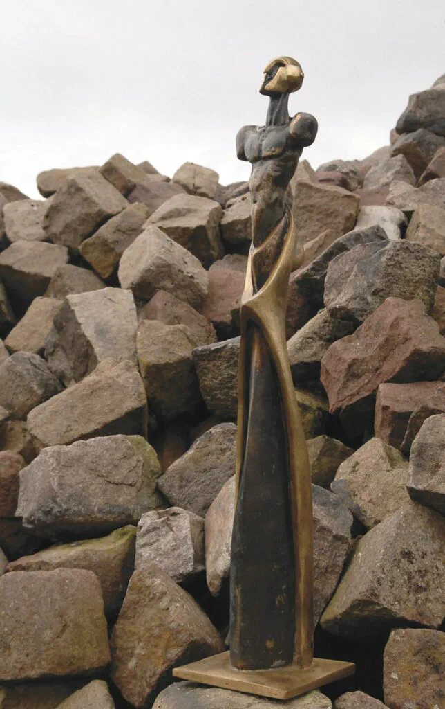 Stele des Alten Kriegers, Dreiviertelansicht, Skulptur, Bronze