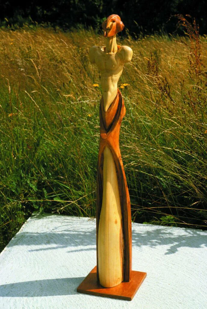 Stele des Alten Kriegers, Frontansicht, Skulptur, Holz, gebeizt