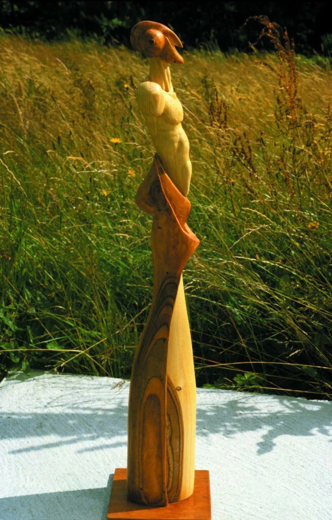 Stele des Alten Kriegers, Seitenansicht, Skulptur, Holz, gebeizt