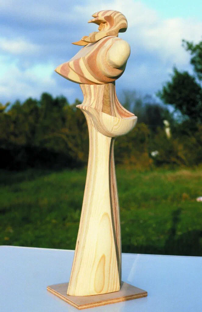 Stele des Astronauten, Seitenansicht, Skulptur, Holz