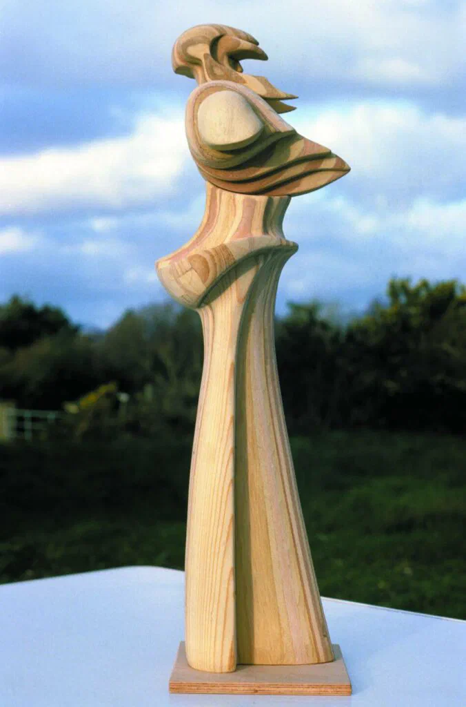 Stele des Astronauten, Dreiviertelansicht, Skulptur, Holz