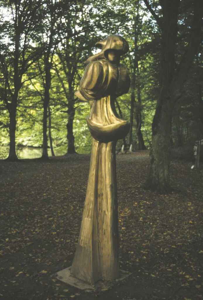 Stele des Astronauten, Seitenansicht der großen Bronzefigur im Skulpturenpark, Skulptur, Bronze