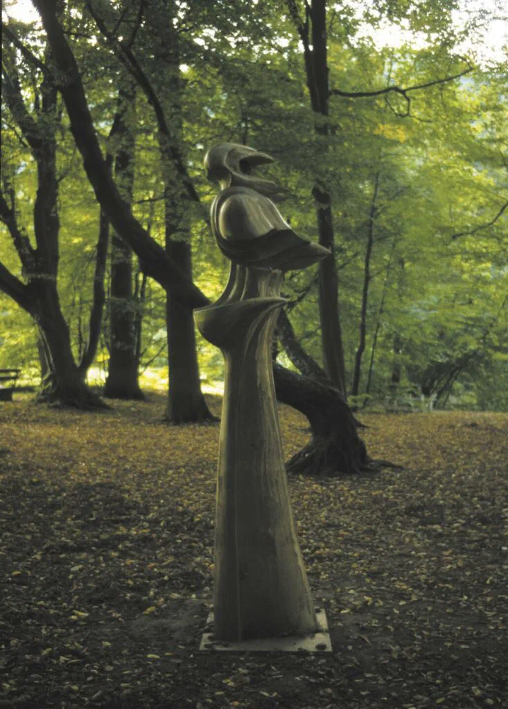 Stele des Astronauten, Dreiviertelansicht, Skulptur, Bronze