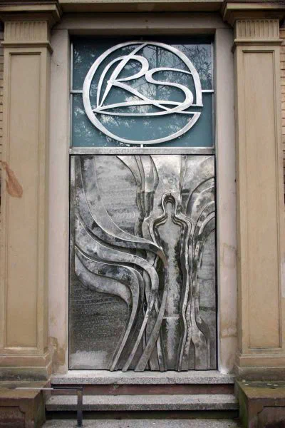 Tempesta / Flügelmann, Eingangsportal des ehemaligen Rosenheim-Museums mit Relief, Relief, Edelstahl