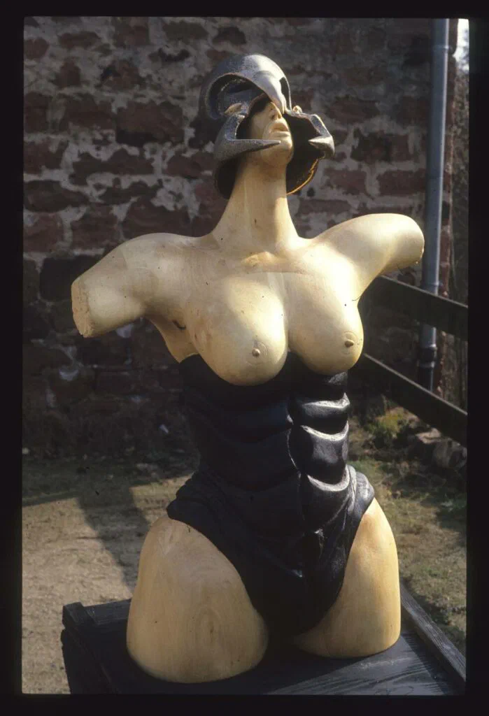 Unbekannte Göttin, Frontansicht, Skulptur, Holz/Bronze
