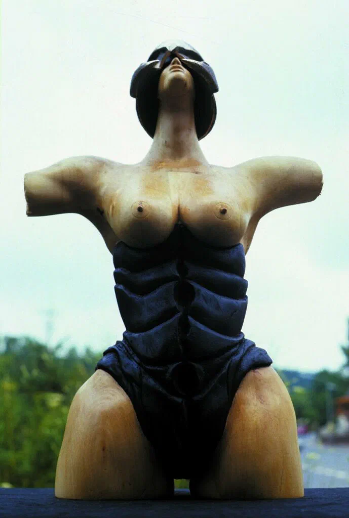 Unbekannte Göttin, Frontansicht von unten, Skulptur, Holz/Bronze