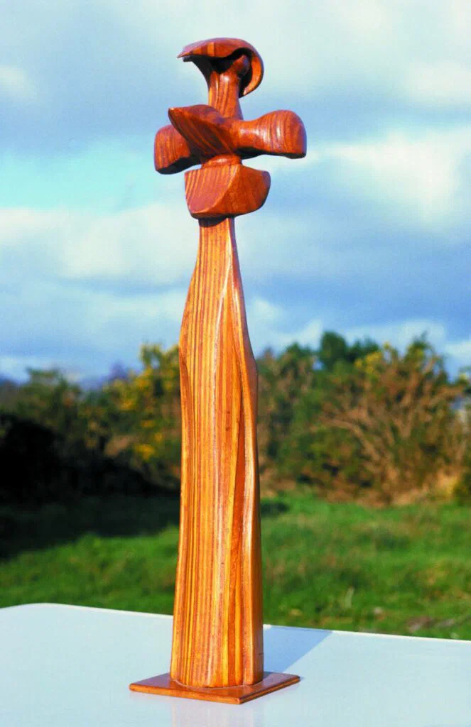 Wespenkönigin, Frontalansicht, Skulptur, Holz