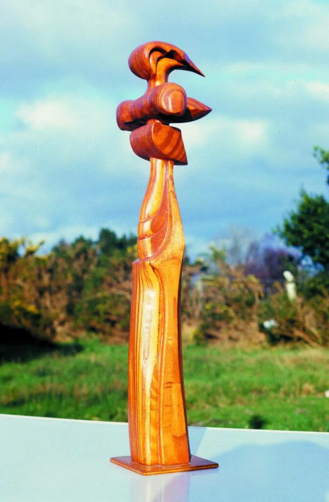 Wespenkönigin, Seitenansicht, Skulptur, Holz